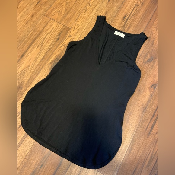 Babaton Black V-Neck Sleeveless Top - Picture 3 of 5